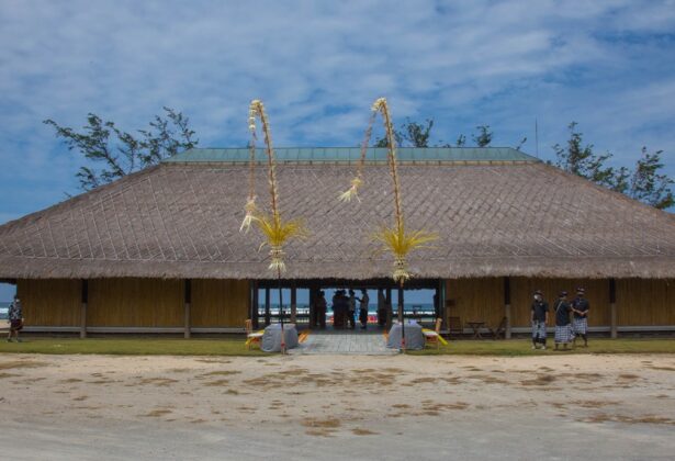 Surf Surf By the Waves (SSBW) was completed in the year of 2018. Beautifully decorated by the magnificent view of Badung Strait, SSBW was designed by Cheong Yew Kuan, a Singapore and Bali based architect who has done excellent works on many award winning resorts such as Aman, Four Seasons and many more.